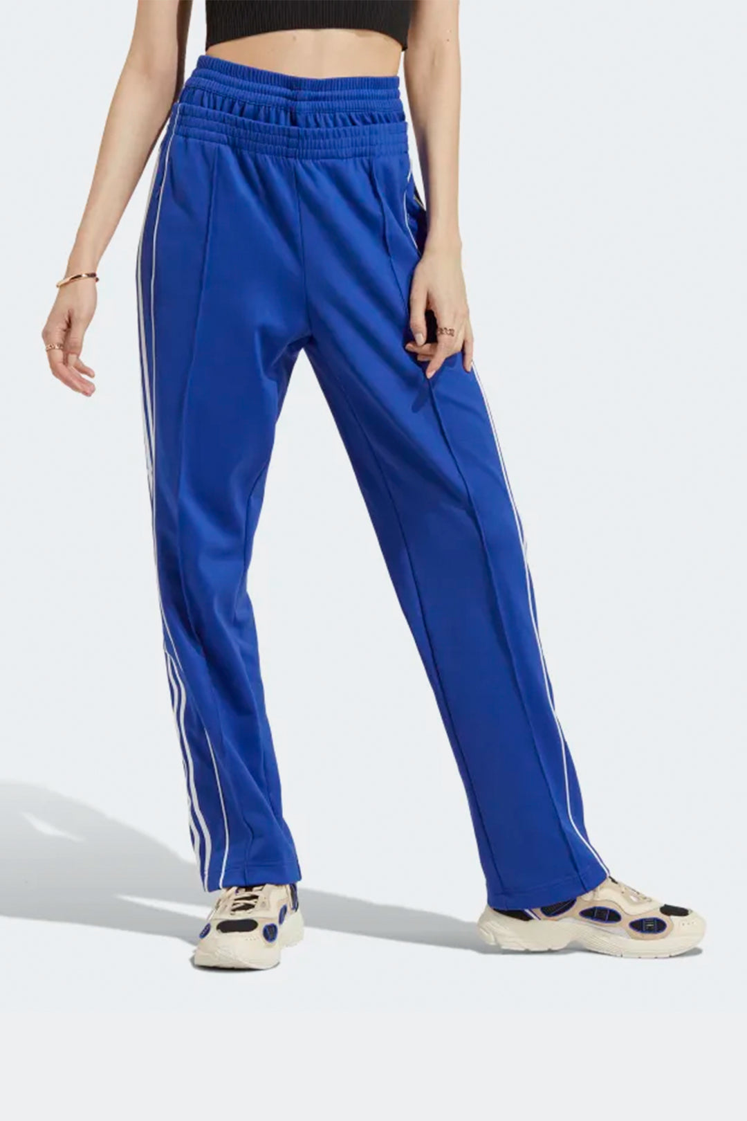 http://hype.com.co/cdn/shop/products/mujer-adidas-pantalon-azul-ic5586-hype-4.webp?v=1679173746