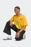 Camiseta Adidas x Pokémon Pikachu Jersey IB7065 amarilla – vista posterior en modelo