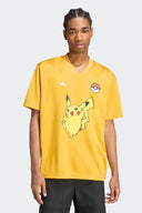 Camiseta Adidas x Pokémon Pikachu Jersey IB7065 amarilla – en modelo