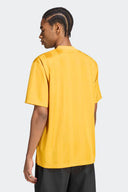 Camiseta Adidas x Pokémon Pikachu Jersey IB7065 amarilla – vista frontal en modelo