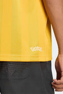 Camiseta Adidas x Pokémon Pikachu Jersey IB7065 amarilla – detalle del logo de Pokémon en el bajo
