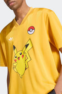 Camiseta Adidas x Pokémon Pikachu Jersey IB7065 amarilla – detalle de Pikachu y la Poké Ball en el pecho