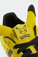 Tenis Adidas Superstar II x Pokémon Pikachu KI2858 amarillos – detalle de las orejas y el parche de Pikachu