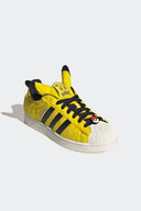 Tenis Adidas Superstar II x Pokémon Pikachu KI2858 amarillos – vista frontal en ángulo