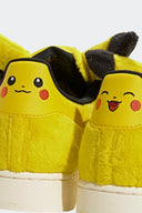 Tenis Adidas Superstar II x Pokémon Pikachu KI2858 amarillos – caras de Pikachu bordadas en el talón
