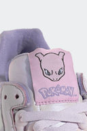 Tenis Adidas ZX 8000 x Pokémon Mewtwo KI5326 lila y violeta – Mewtwo bordado en la lengüeta