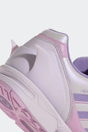 Tenis Adidas ZX 8000 x Pokémon Mewtwo KI5326 lila y violeta – detalle del talón en forma de cola de Mewtwo