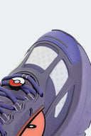 Tenis Adidas Adistar XLG 2.0 x Pokémon Gengar KJ5609 morados – detalle del dije de Poké Ball y el ojo de Gengar