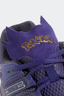 Tenis Adidas Adistar Control 5 x Pokémon Haunter KJ5611 morados – lengüeta de gamuza con púas y logo de Pokémon