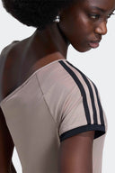 ADIDAS ADILENIUM 5.0 CAMISETA OFF SHOULDER - MUJER