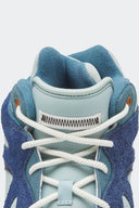 Detalle de la lengüeta del adidas BADBO 1.0 Night Navy con cordones de cuerda y etiqueta en zigzag