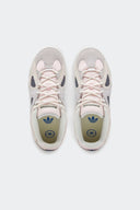 adidas BADBO 1.1 x Bad Bunny Chalk White visto desde arriba, lengüeta rosada