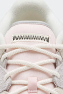 Detalle de la lengüeta rosada del adidas BADBO 1.1 Chalk White con cordones de cuerda