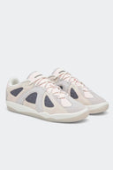 Par de tenis adidas BADBO 1.1 x Bad Bunny Chalk White de perfil bajo