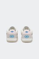 Talón del adidas BADBO 1.1 Chalk White con la estrella de Puerto Rico y el trébol en azul