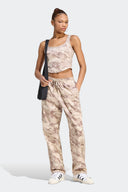ADIDAS PANTALON CARGO OVERSIZED CAMO - MUJER