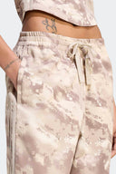 ADIDAS PANTALON CARGO OVERSIZED CAMO - MUJER