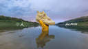 Garra del caimán amarillo sosteniendo el Air Jordan 4 x J Balvin Amazonas sobre el río