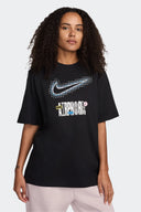 NIKE CAMISETA GRAPHIC - MUJER