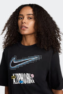 NIKE CAMISETA GRAPHIC - MUJER