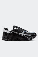 NIKE ZOOM VOMERO 5 CHROME - MUJER