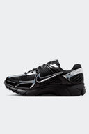 NIKE ZOOM VOMERO 5 CHROME - MUJER