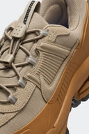 NIKE ZOOM VOMERO ROAM FLAX - MUJER