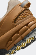 NIKE ZOOM VOMERO ROAM FLAX - MUJER