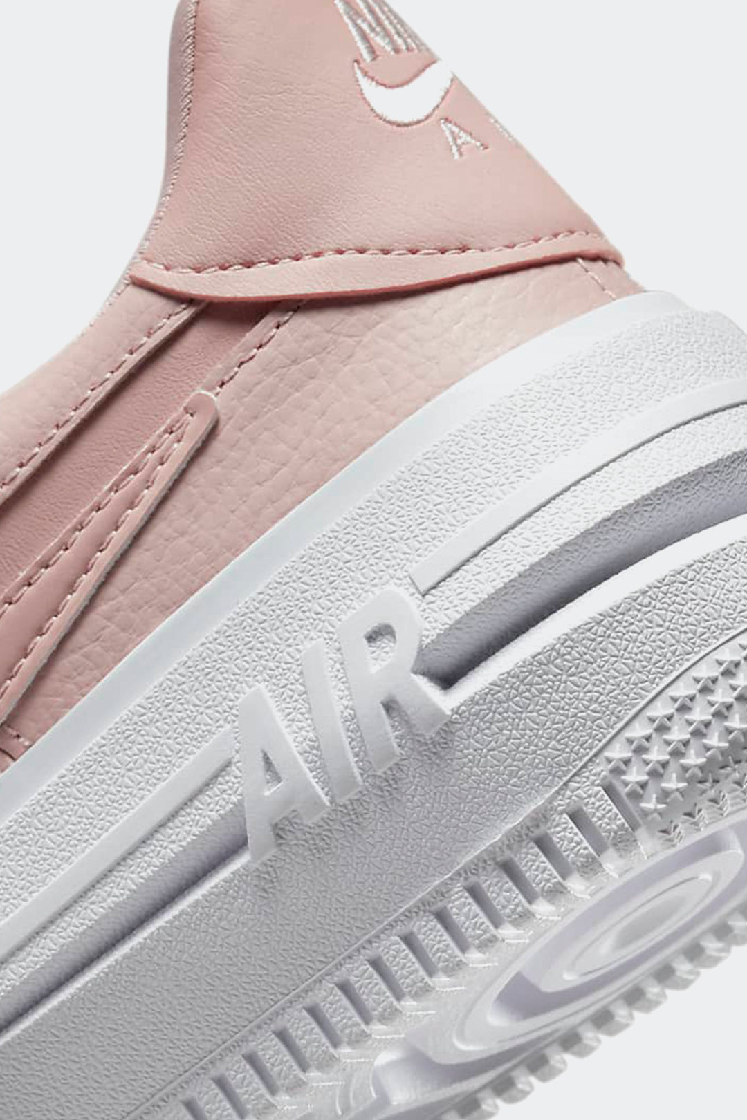 NIKE AIR FORCE 1 PLT.AF.ORM - MUJER - HYPE